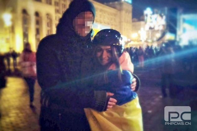 乌克兰美女示威者与防暴警察坠入爱河