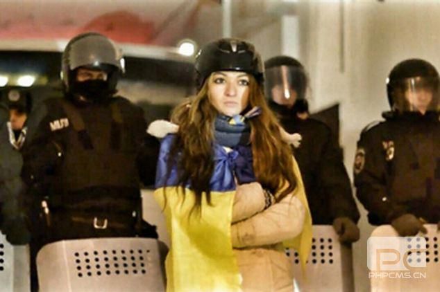 乌克兰美女示威者与防暴警察坠入爱河