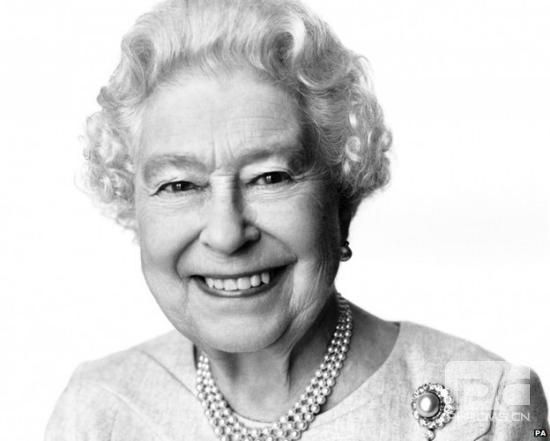 英女王21日迎88岁生日 王室公布其最新肖像(图)