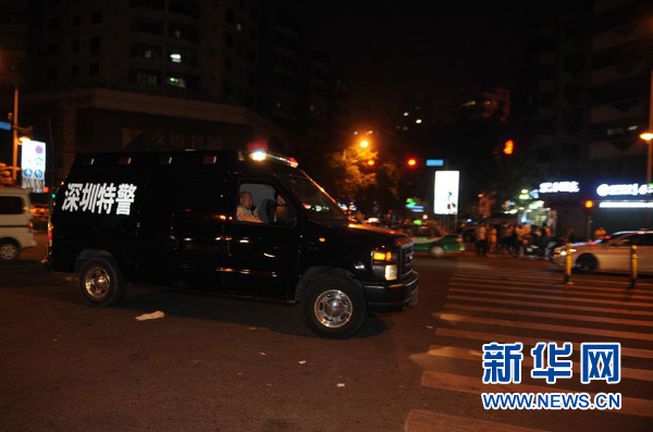 深圳男子超市砍人劫持2名人质被警方制服