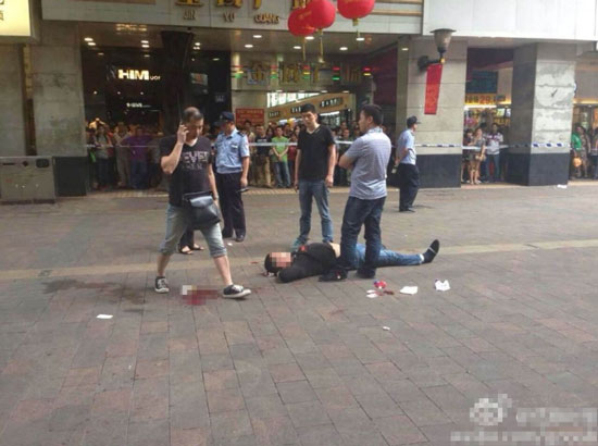 广州数名男子闹市持钢管打人 警方两度鸣枪