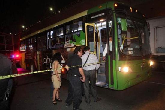 墨西哥劫匪在公交大巴上抢钱未遂反被杀。（网页截图）