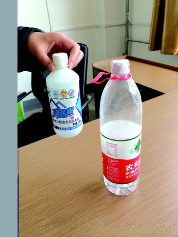 清洁剂“新洁儿灭”和小丹喝水的矿泉水瓶。