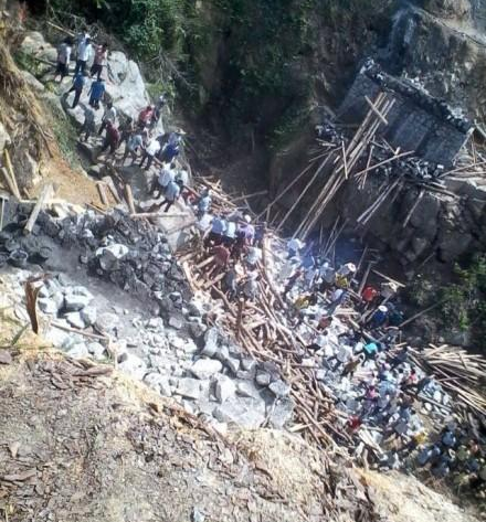 广东高州在建石拱桥崩塌 26人获救5人遇难 