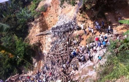 广东高州在建石拱桥崩塌 26人获救5人遇难 