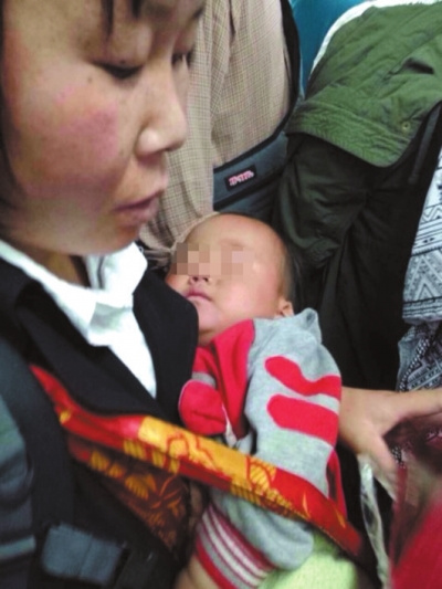 女子抱宝宝坐地铁，网友怀疑其拐卖儿童。　微博截图
