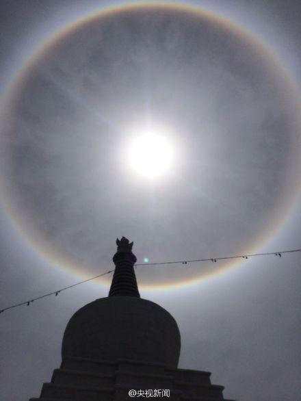拉萨出现日晕奇观 太阳周围现巨大彩色光环(图)