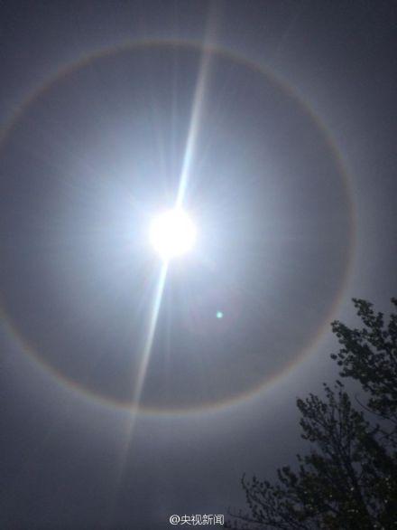 拉萨出现日晕奇观 太阳周围现巨大彩色光环(图)