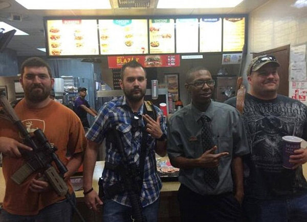 虚惊一场后，“德州公开携带枪支”组织成员在快餐店留影。