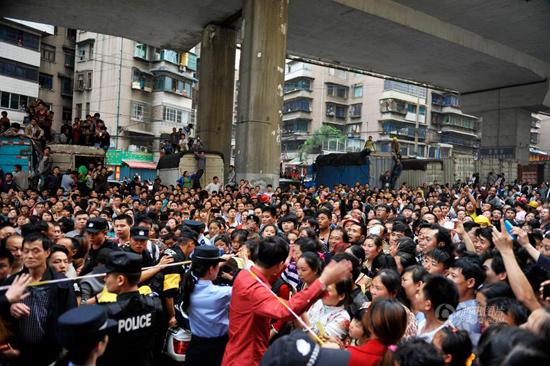 贵阳市民围观抢劫案嫌犯 警方被迫取消现场指认
