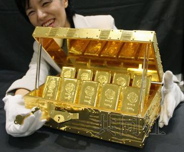 日本钟表店展出“纯金千两箱”值3亿日元（图）