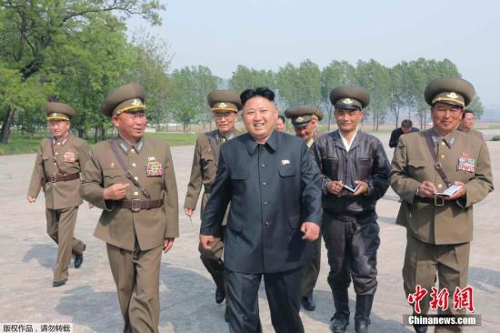据朝中社14日报道，金正恩视察了朝鲜人民军航空及防空军第447部队。在受到迎接后，金正恩表示，一来到空军部队的机场，感觉回到自己家。 