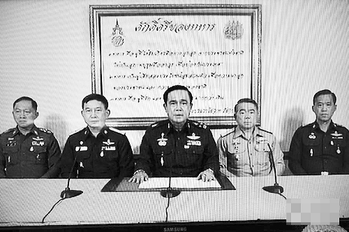 泰国陆军司令巴育（中）发表电视讲话，宣布政变