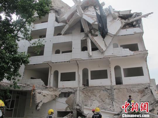 广西一11层楼房拆除时突然垮塌致2死3伤（图）