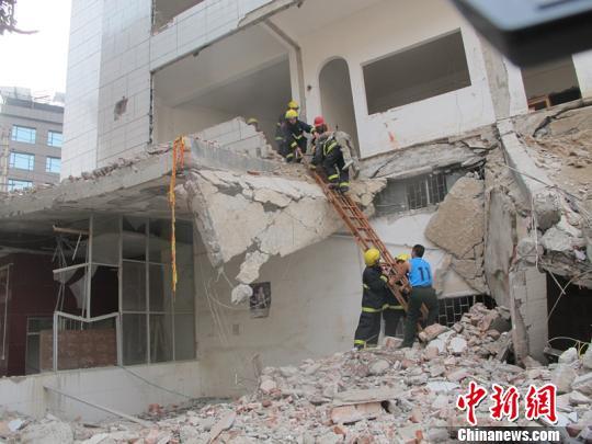 广西一11层楼房拆除时突然垮塌 致2死3伤(图)