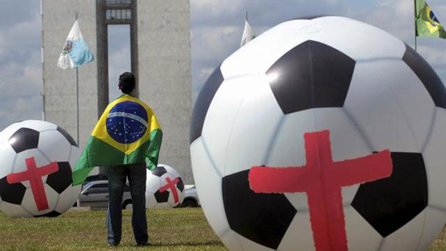 巴西民众国会前放12个巨大足球 抗议世界杯花销