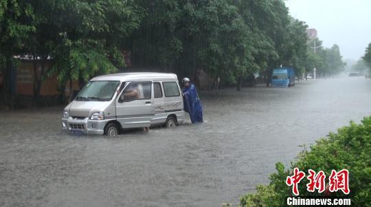 钦州市遭特大暴雨袭击，城市内涝严重。陆祖江摄
