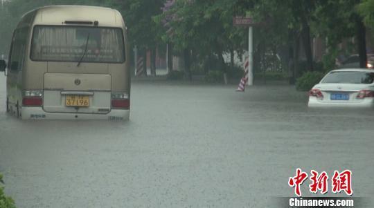 钦州市遭特大暴雨袭击，城市内涝严重。陆祖江摄