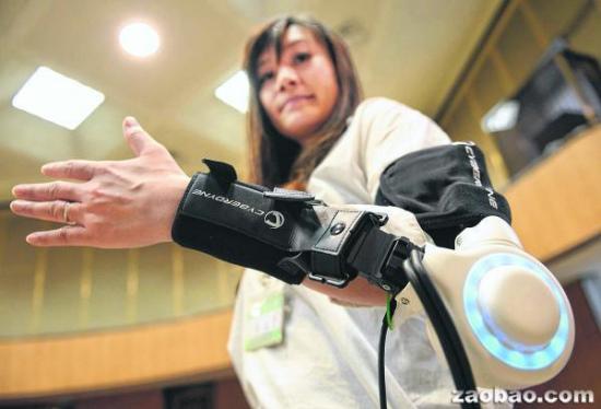 日本公司研发机器人手臂 可用意念控制移物