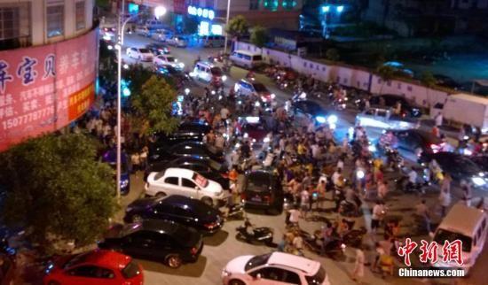 6月20日晚，几名在广西玉林市新民路发放传单的爱狗人士，与众围观市民激辩“该不该吃狗肉”，导致该路段一度拥堵。王刚 摄