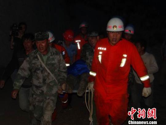 云南大关山体滑坡4人被埋 消防官兵搜救近百小时(图)
