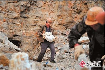 云南采石场炸出珍贵钟乳石溶洞 5天内遭抢挖变卖