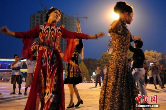 暴恐事件后的新疆和田：市民歌照唱舞照跳