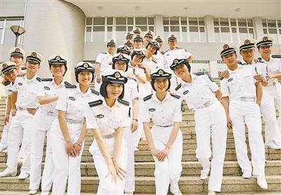 海军首批20名舰艇指挥专业女学员毕业 获赠佩剑