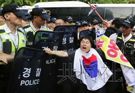 日本驻韩使馆举行自卫队纪念会韩民众抗议（图）