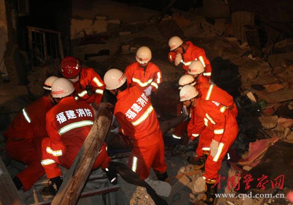 福州一民房倒塌多人被埋 消防官兵紧急营救
