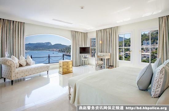 该别墅的多间卧室均以高标准装饰，而且能一览海滨的美丽景色。
