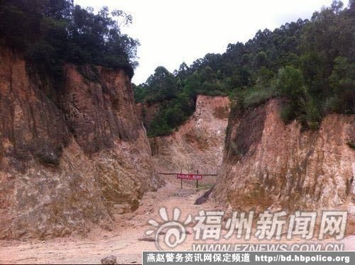 福建山体被偷挖毁坏3万平米 村主任：监管太难