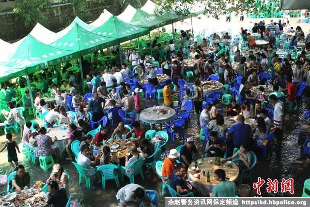 组图：重庆市民避暑 在水中吃饭享受清凉
