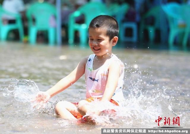 组图：重庆市民避暑 在水中吃饭享受清凉