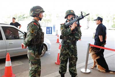 12日，在白庙检查站，交班武警检查枪械。自8月1日起，22个进京检查站启动最高等级防控标准。