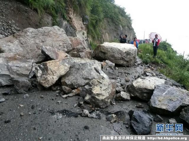 8月17日，地震造成永善县城通往务基镇的道路被滚落的山石阻断（手机拍摄）。