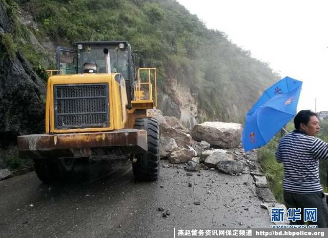 8月17日，救援人员在抢通被落石阻断的道路（手机拍摄）。新华社发