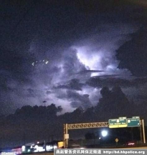 美国网友晒图称看见UFO漂浮云层灯光闪烁（图）