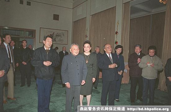 1991 年 2 月 14 日，邓小平和国家主席杨尚昆（右二）向上海党、政、军负责人祝贺新年，上海市委书记、市长朱镕基陪同。
