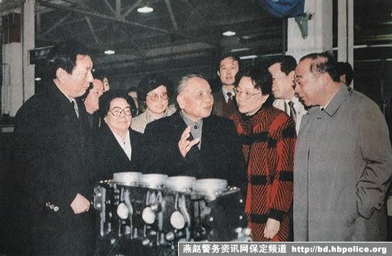 1991 年 2 月 6 日，朱镕基陪同邓小平在上海考察。前排左二为邓小平夫人卓琳，前排右二为邓小平女儿邓榕。