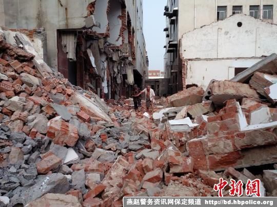 郑州老人拒拆迁被废墟围困官方回应称“确实较难”