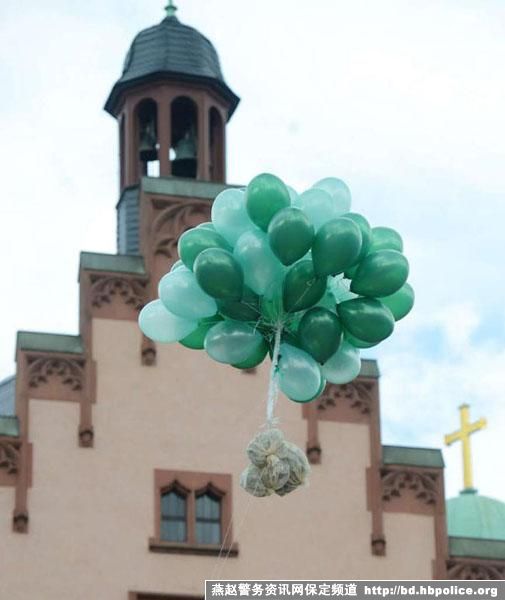德国男子在市中心用气球撒钱 赠予路人(组图)