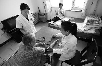 北京养老机构试点自带“医院” 上门进行医护服务