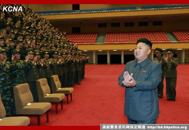 朝鲜空降兵进行实战演练 金正恩称个个是硬汉
