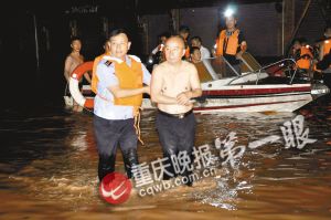 李江渝（右）在救灾过程中手腕骨折，坚持让受困人员先坐冲锋舟转移。