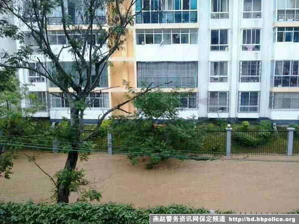 云南暴雨致一中学一层楼被淹 395名师生被困