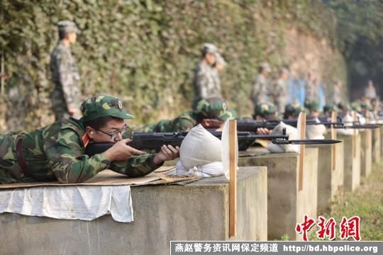 南京高校新生军训实弹射击“让子弹飞”