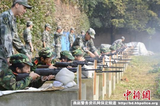 南京高校新生军训实弹射击“让子弹飞”