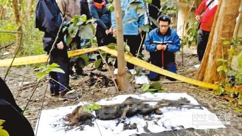 警方2月在台中乌日旱溪堤岸旁挖出陈姓女大学生的尸骨，凶手黄文进在旁大哭并频说“对不起”，事后更要求为其上香。台湾《中国时报》资料照片