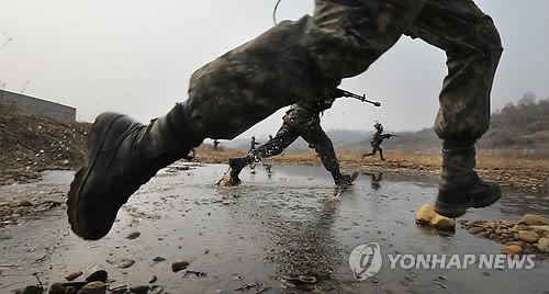 韩国一名新兵被5名老兵集体虐待1个月后身亡，该事件经曝光后引发极大反响。(韩联社)